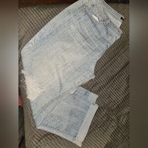 Jean capri's cuffed bottom, frey'd knee on one side, Light wash